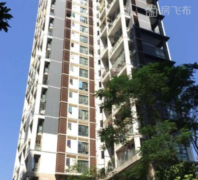 小区门口直达地铁口，客厅带阳台