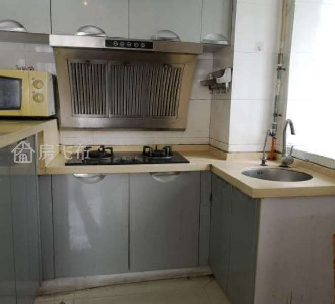 小区门口直达地铁口，客厅带阳台