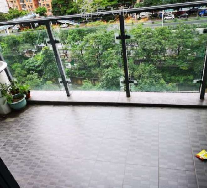 小区门口直达地铁口，客厅带阳台