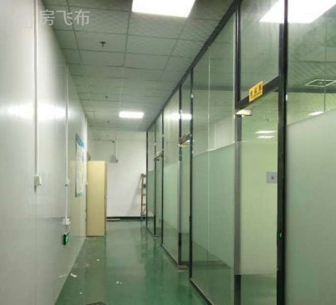 西乡臣田新出楼上精装900平厂房，园区环境好，车位足