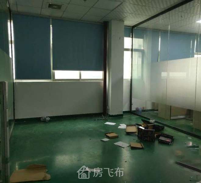 西乡臣田新出楼上精装900平厂房，园区环境好，车位足