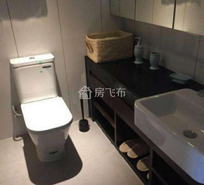 （急售）首付10万，精装朝南三房，大型商场旁