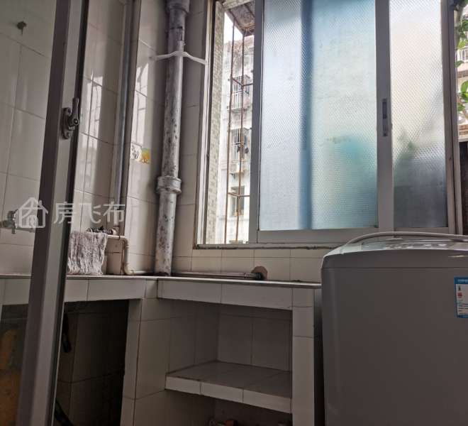 南山地铁口，精装一房，低至3300元