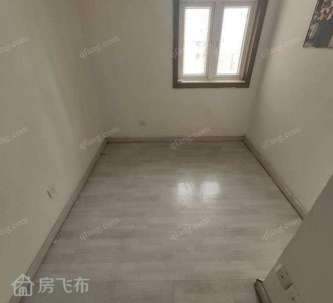 南山桃苑地铁口附近，福临苑精装三房，拧包入住。