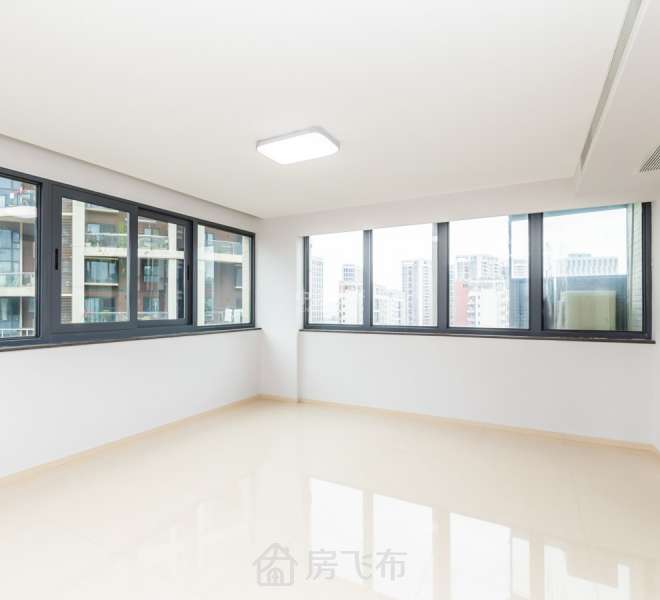 圣莫丽斯顶楼九房复式五卫，279平租5.5万，上下共四房