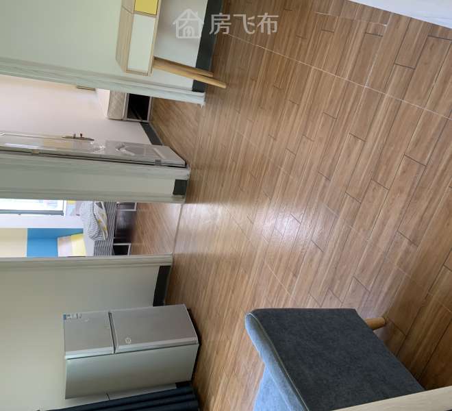 机场东地铁，1号线起点站，坐地铁不拥挤，可直达南山高新园