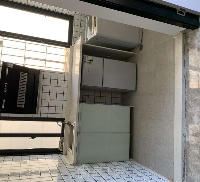 机场东地铁，1号线起点站，坐地铁不拥挤，可直达南山高新园
