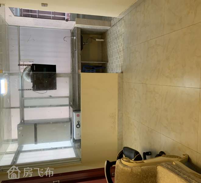 机场东地铁，1号线起点站，坐地铁不拥挤，可直达南山高新园
