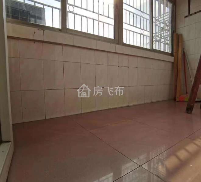 洪浪北地铁口附近