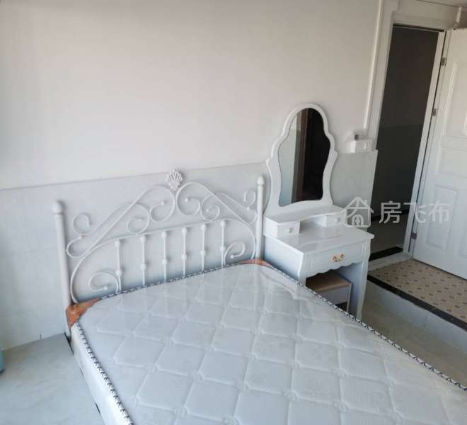 楼下有地铁 和公交站台