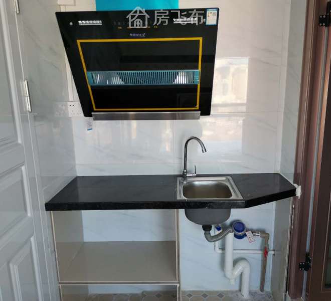 楼下有地铁 和公交站台