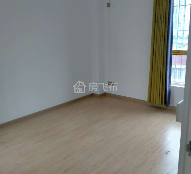 灵芝地铁口，精装3房，仅租4500