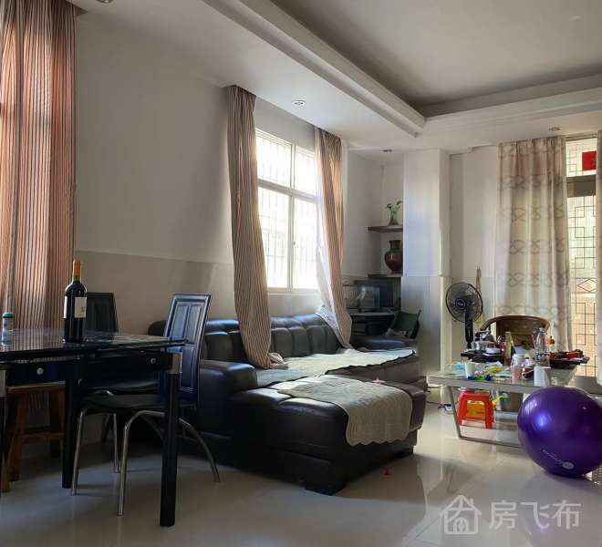 精装四室一厅拎包入住商场对面交通方便