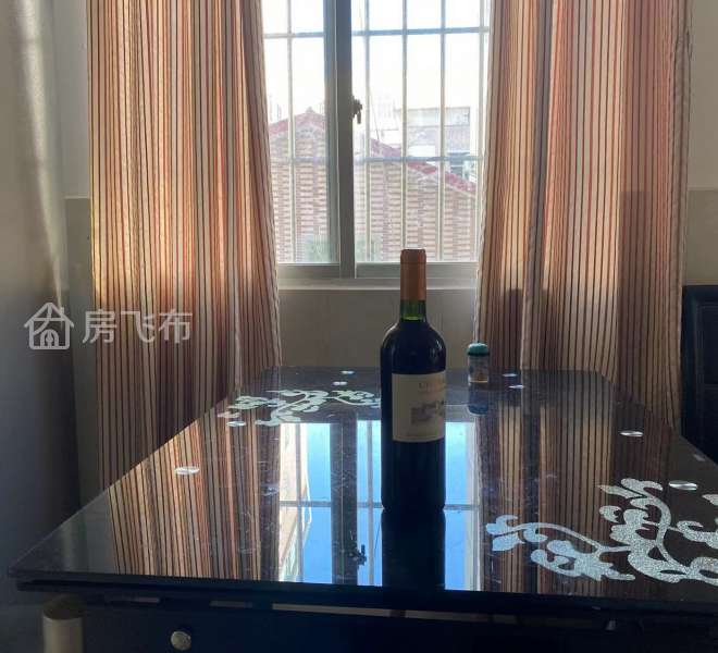 精装四室一厅拎包入住商场对面交通方便