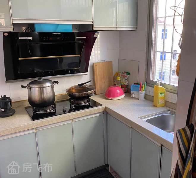 精装四室一厅拎包入住商场对面交通方便