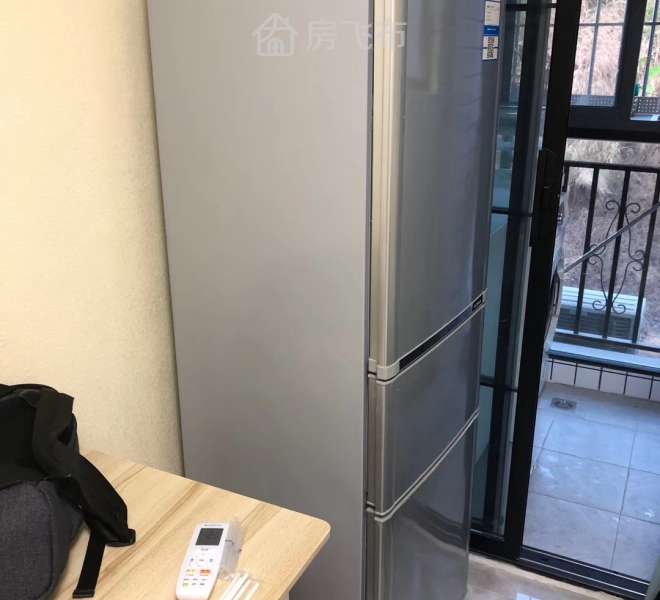 直租无中介，三围球场旁边。精装公寓。照片真实。