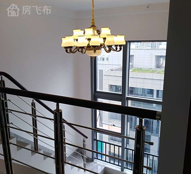 漂亮的地铁站中空复式房