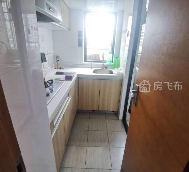 宝安中心宝体地铁口，一房一厅，民水民电